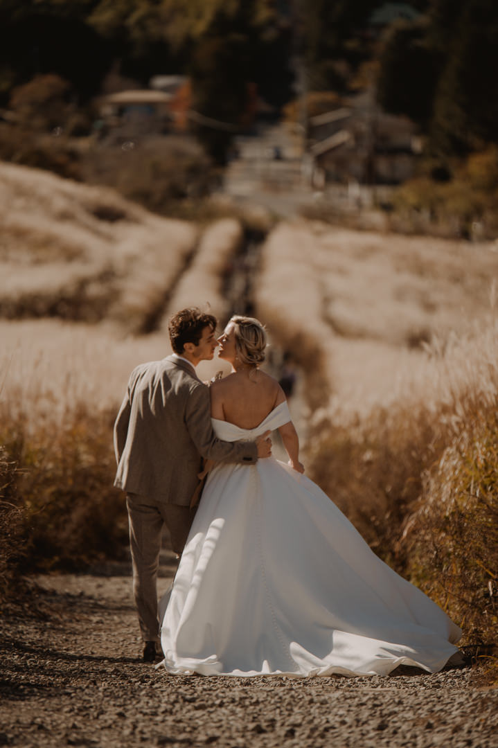 Hakone Elopement - kissing in the middle of pampas field