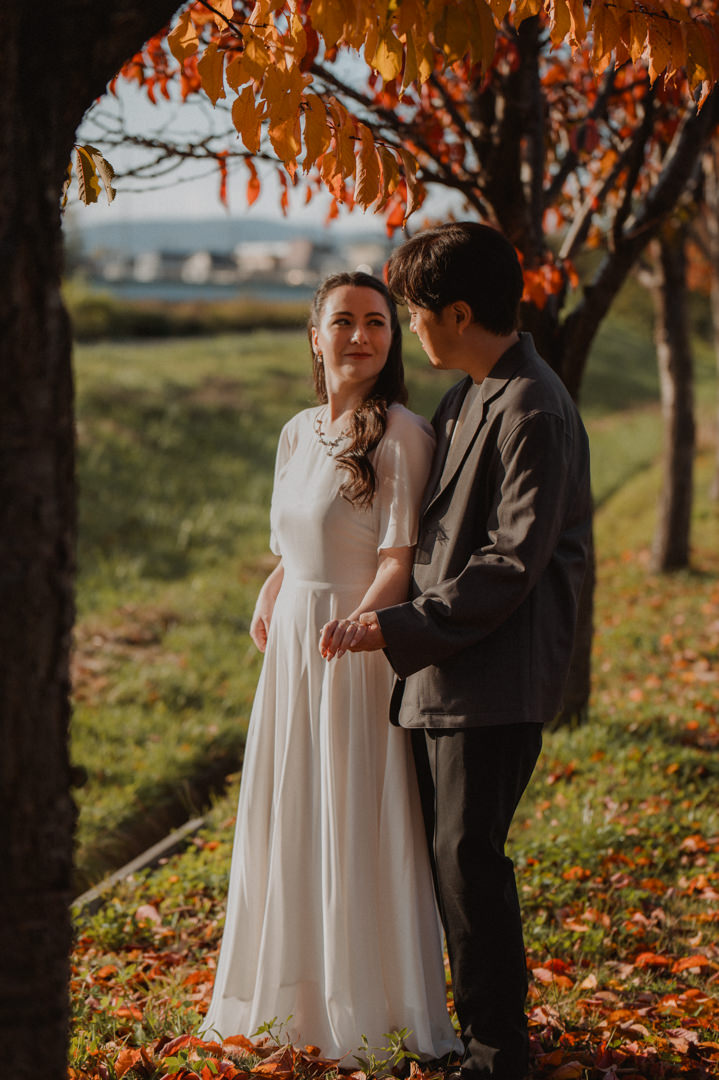 Hokkaido Elopement - Picture on Autumn leaves carpet 