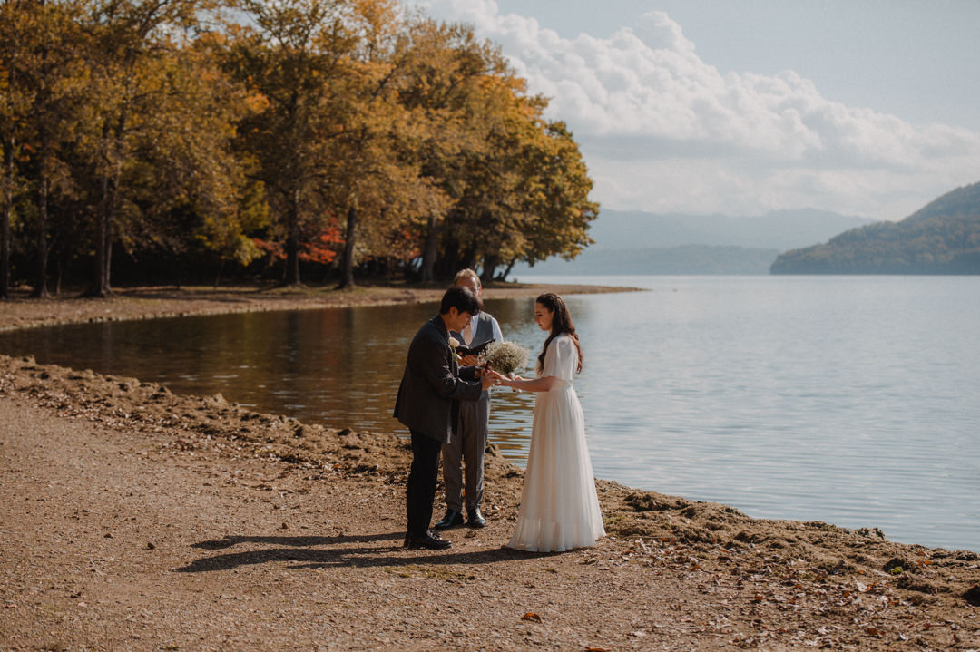 Hokkaido Elopement - Exchanging their rings 