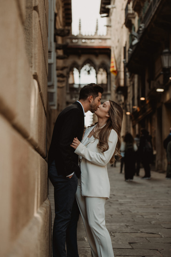 marimurtra elopement - couple kissing in the city 
