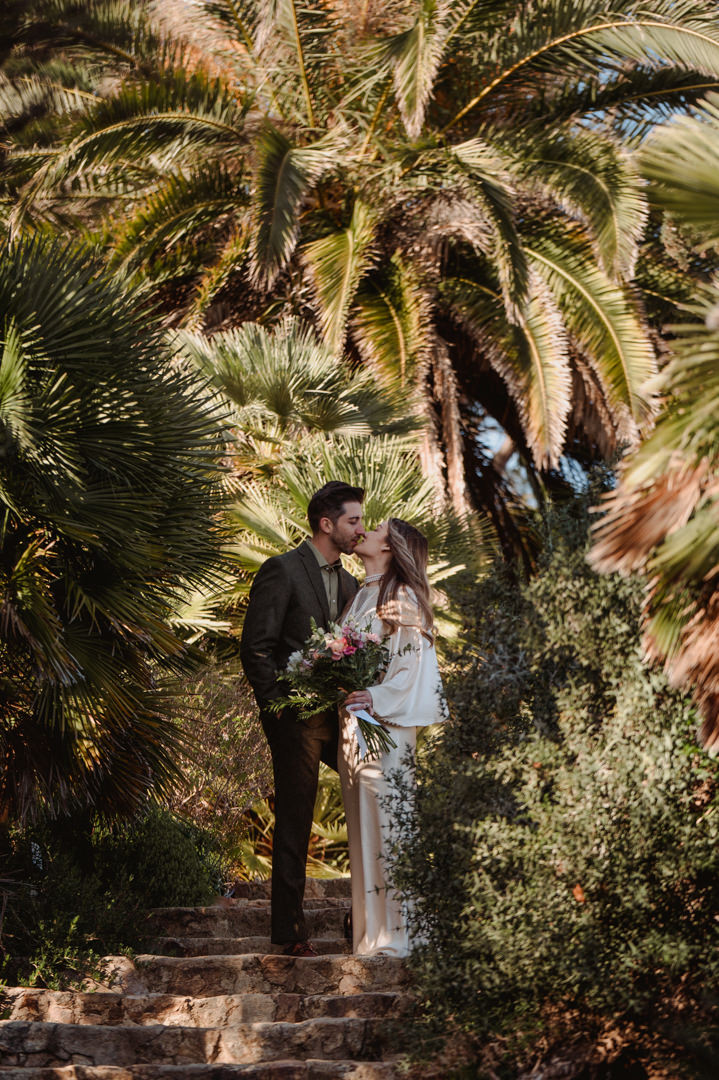 marimurtra elopement - couple is kissing in the botanical garden 