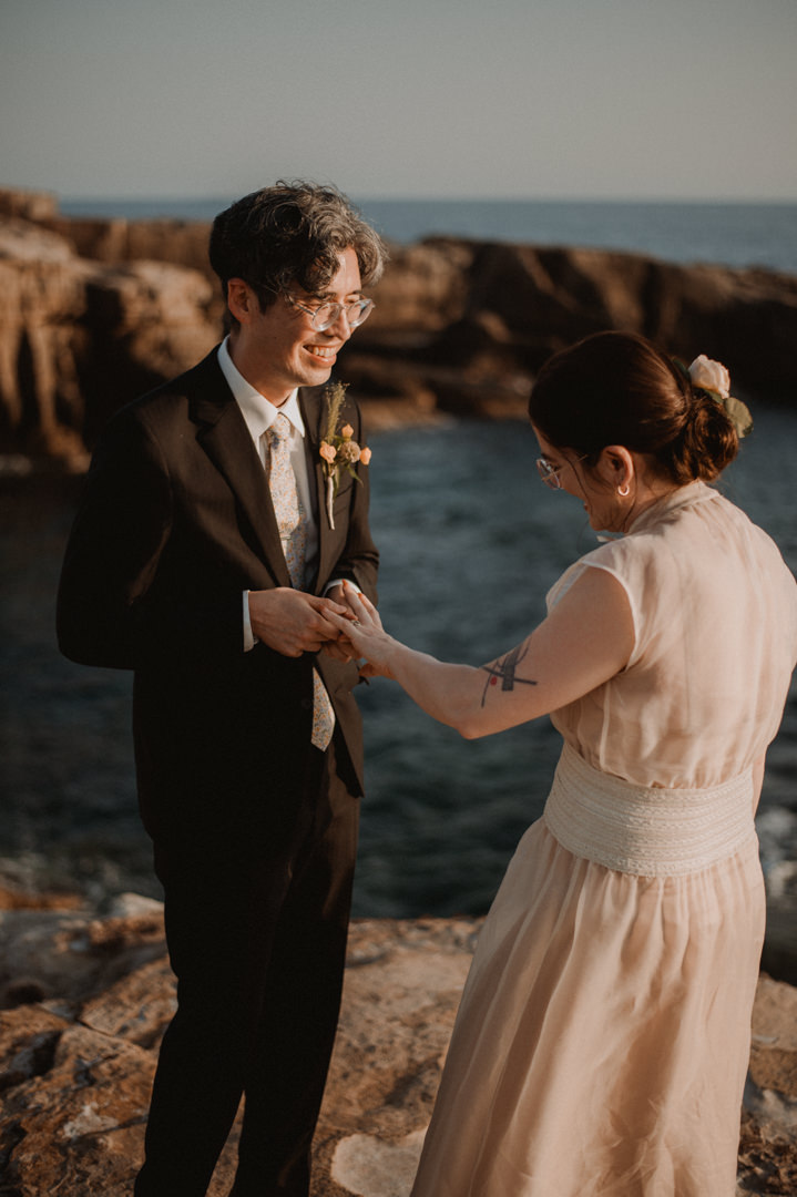 low-key elopement in japan - exchanging thier rings