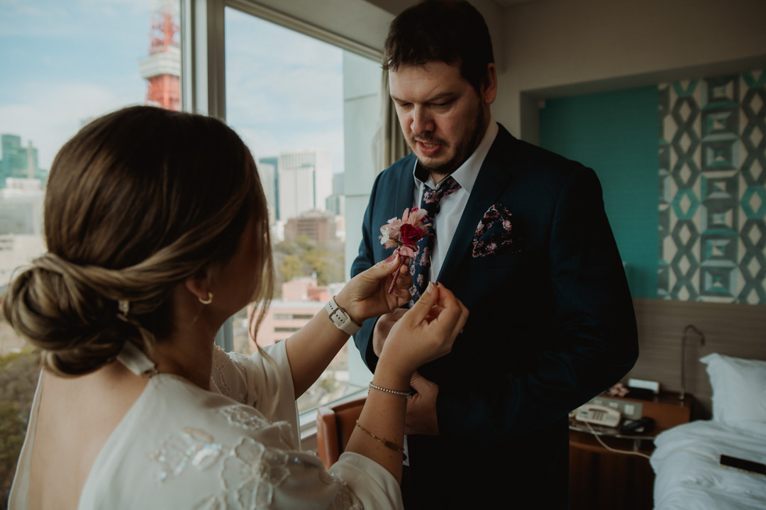tokyo park elopement - bride is helping groom getting ready 