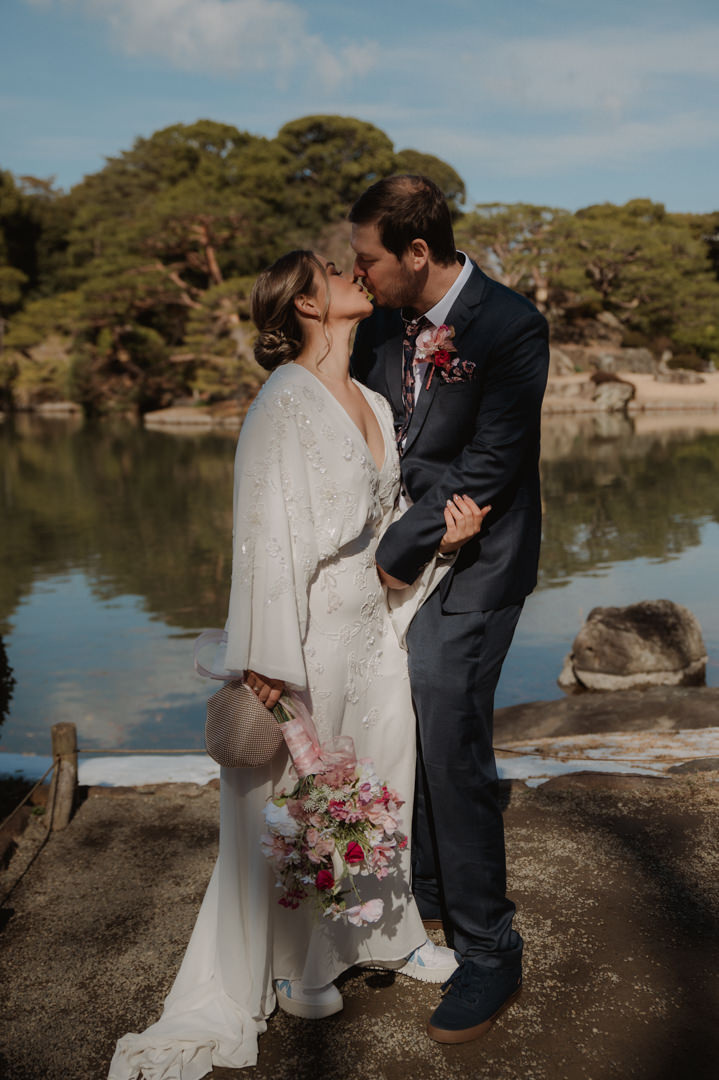 tokyo park elopement - kissing at tokyo park 