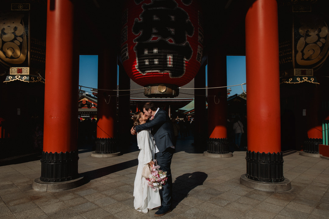 tokyo park elopement - kissing in front of asakusa sensoji temple 