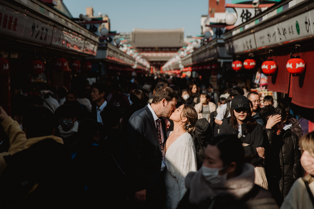 tokyo park elopement - kissing middle of the crowds 