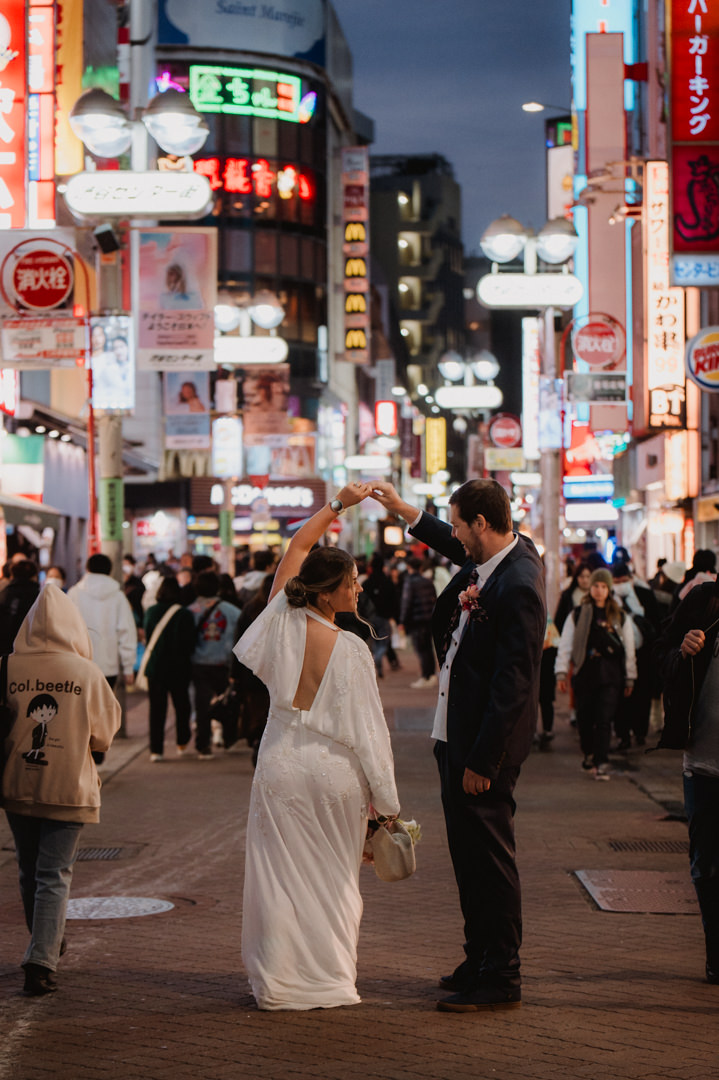 tokyo park elopement - couple dancing in tokyo city 