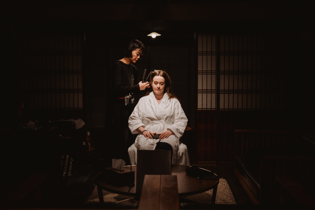 The bride gets ready at their accommodation. Autumn-foliage-elopement-in Japan