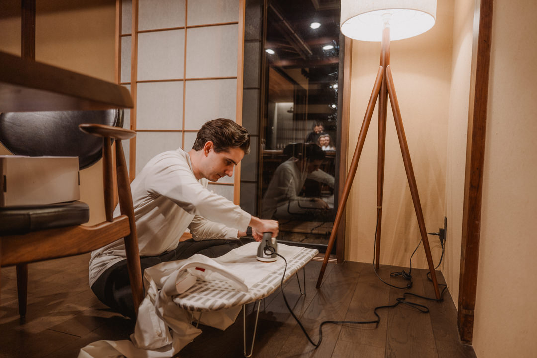 The groom gets ready at their accommodation. Autumn-foliage-elopement-in Japan