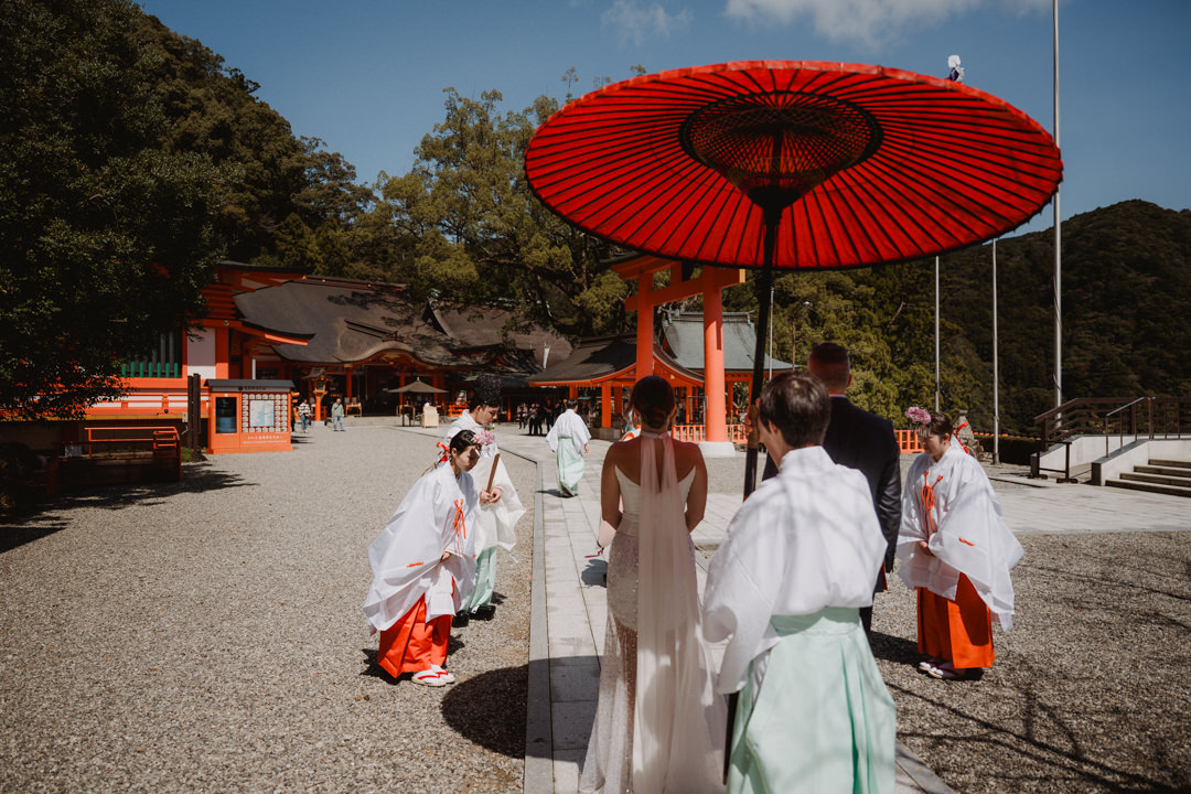 The couple has a Shinto wedding ceremony.
Cherry blossom Elopement in Wakayama.