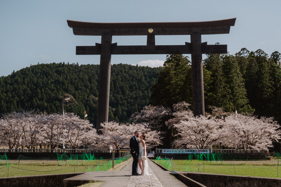 The couple takes a photo at the biggest torii gate.
Cherry blossom Elopement in Wakayama.