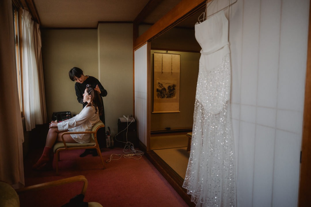 The bride gets ready at the ryokan. Arūnas Valinskas & Aira Ragauskaitė 
Cherry blossom Elopement in Wakayama
