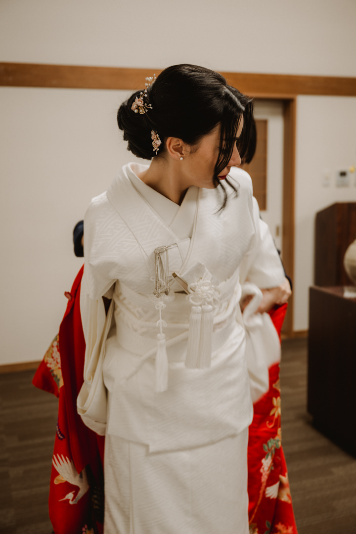 The bride changes her Kimono.
Kyoto Kimono Elopement.
