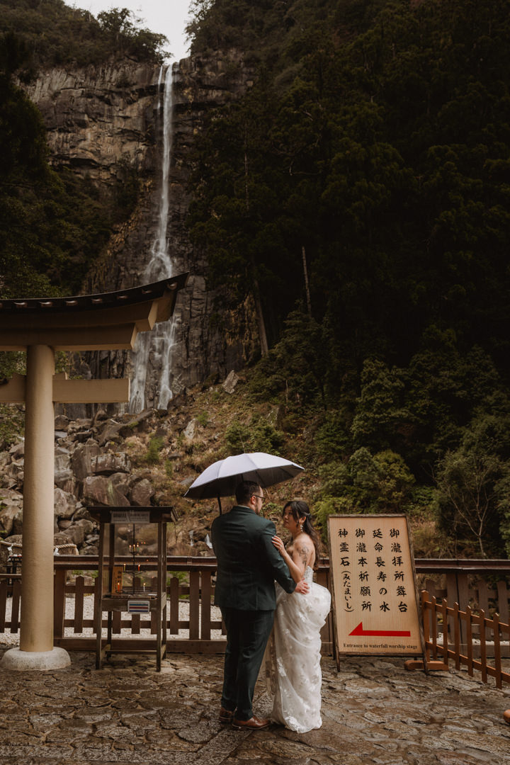 The couple explores Nachi waterfall, Nachi fall elopement