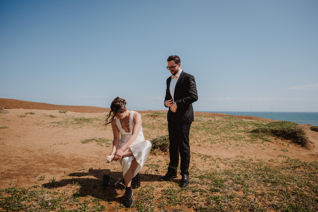 The couple has the ceremony on the cliff. Ocean Cliff Elopement in Japan.